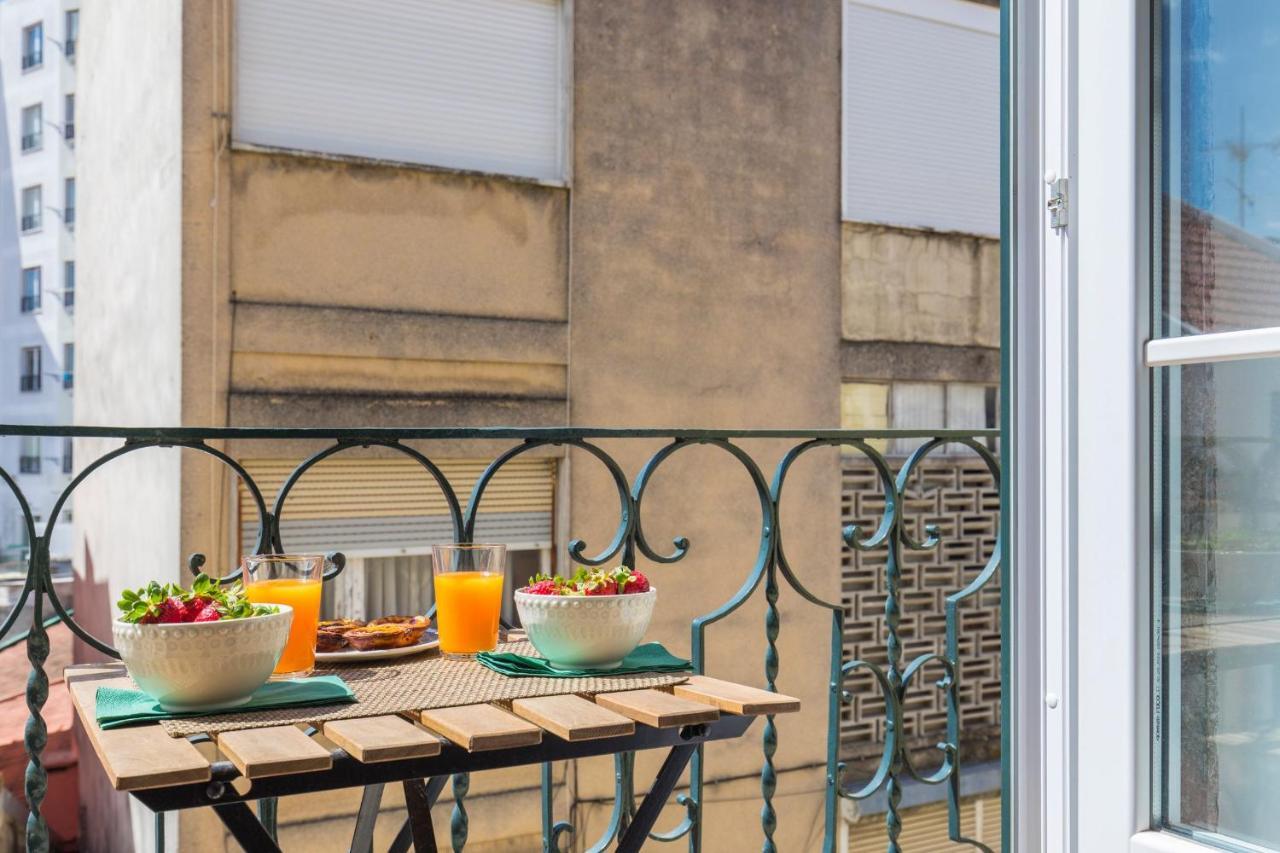 Lovelystay - Sunny Flat W/ Balcony Overseeing Graca And River Lisboa Exterior foto