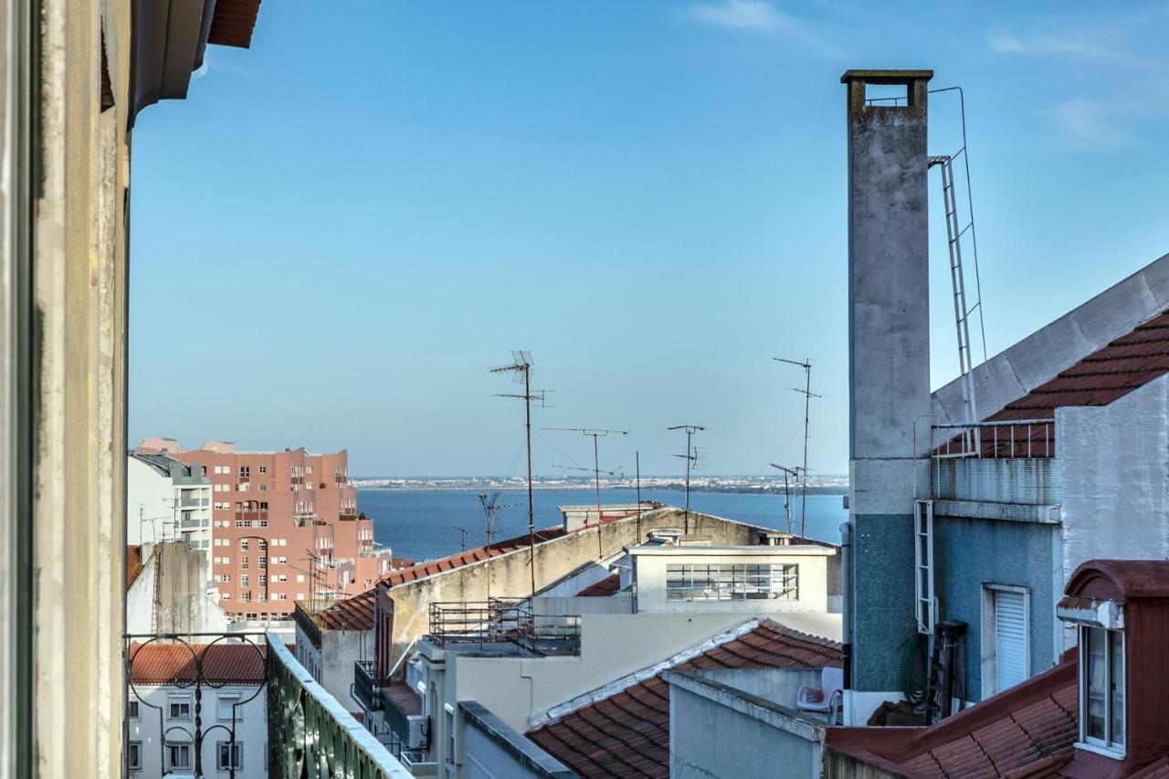 Lovelystay - Sunny Flat W/ Balcony Overseeing Graca And River Lisboa Exterior foto